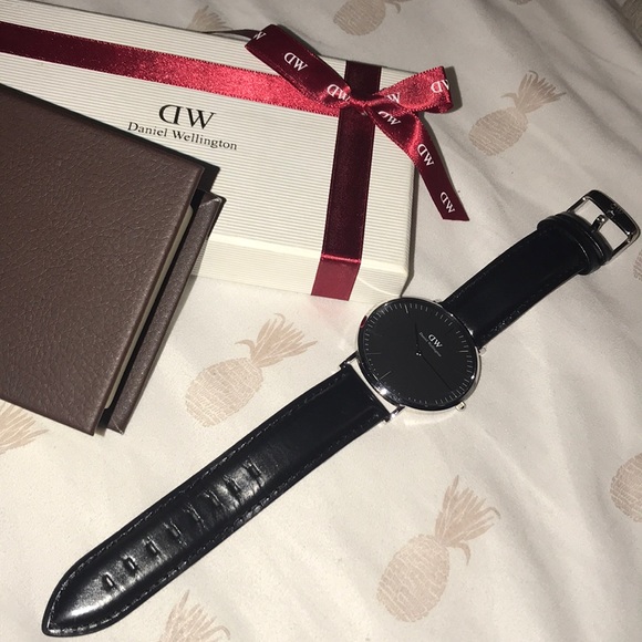 Authentic Daniel Wellington Watch - Picture 5 of 7